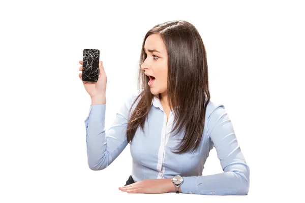 Kırık smartphone ile genç kadın.