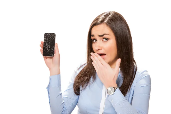 Mujer joven con teléfono inteligente roto . — Foto de Stock