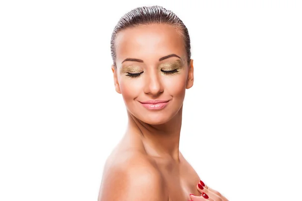 Altın makyaj ile güzel genç kadın.