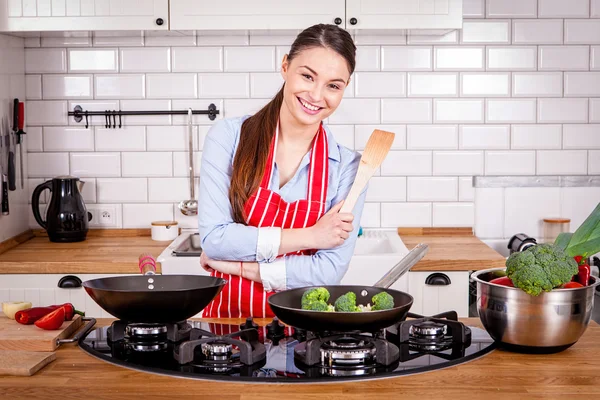 在厨房做饭的年轻女人. — 图库照片