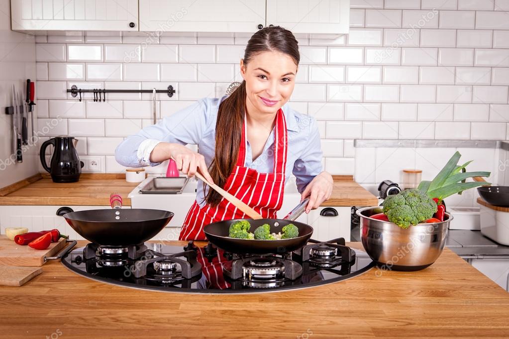 https://st2.depositphotos.com/3785099/7401/i/950/depositphotos_74013483-stock-photo-young-woman-cooking-in-kitchen.jpg