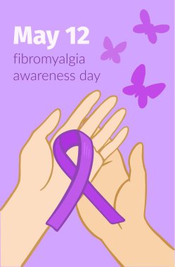 Fibromiyalji için farkındalık günü. Elinde mor kurdele ve kelebekler olan bir broşür..