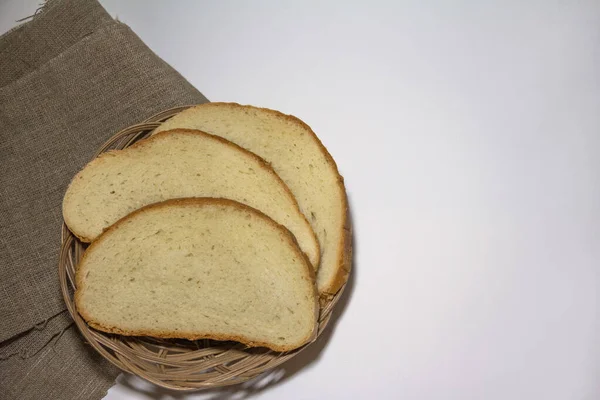 Хлебные ломтики на полотне и белом фоне. — стоковое фото