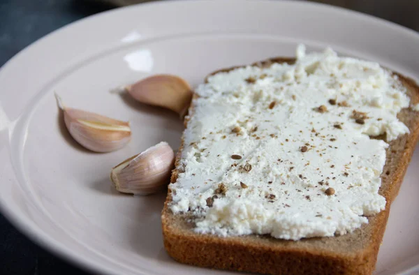 Pan negro con queso crema y ajo. Desayuno rústico sencillo. — Foto de Stock