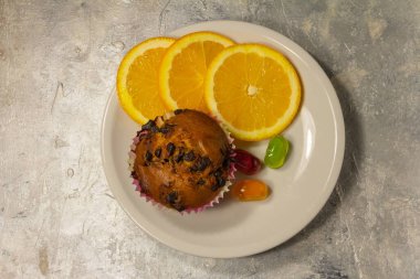 Portakallı, kekli ve şekerli hoş görünümlü bir tatlı. Üst görünüm 