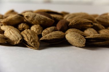 Kabuklu badem fıstığı.