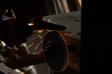 Elleri öğütücü ve kıvılcımlarla kapkara foto. 