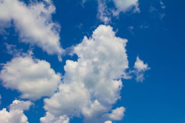 Beyaz ve gri bulutlu mavi gökyüzü. Parlak güneşli bulutlu manzara 