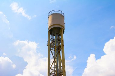 Bulutlu mavi gökyüzüne karşı su kulesi. Yatay görünüm. 