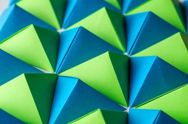 Mavi, yeşil ve sarı origami tetrahedrons ile arka plan
