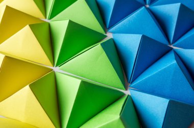 Mavi, yeşil ve sarı origami tetrahedrons ile yaratıcı arka plan