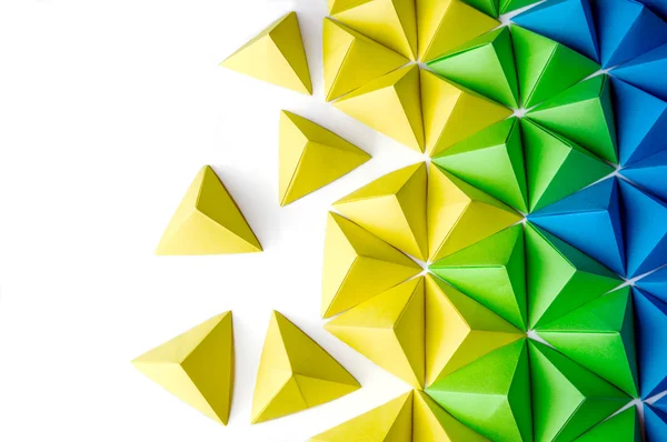 以绿色、 蓝色和黄色的折纸四面体的抽象背景 — 图库照片
