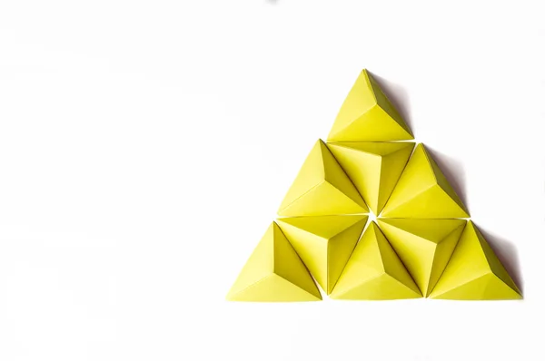 Pirámide amarilla de origami — Foto de Stock