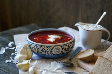 Ukrayna Borsch ekşi krema ve ev yapımı ekmek ile