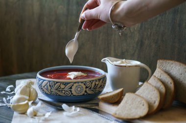 Ukrayna Borsch ekşi krema ve ev yapımı ekmek ile