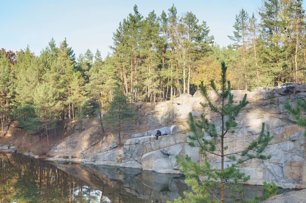 Granite rock above Lake and couple in love on a scale — Stock Photo, Image