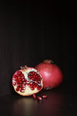 Siyah ahşap üzerine sulu nar