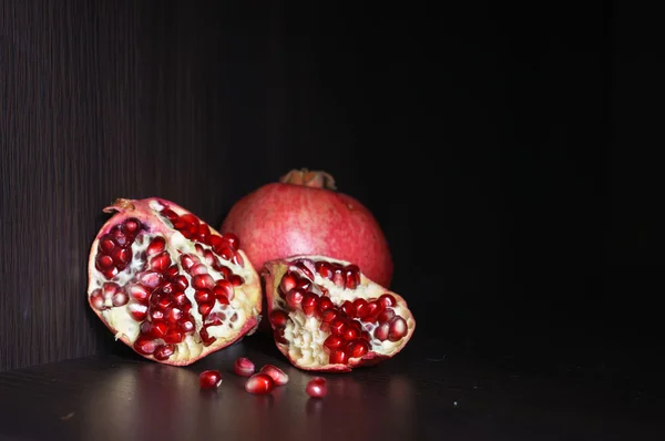 Saftiger Granatapfel und Kerne — Stockfoto