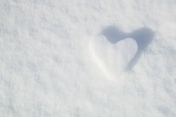 Ice hjärtat på snö — Stockfoto
