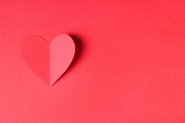 Kırmızı arkaplanda origami kağıt kalp