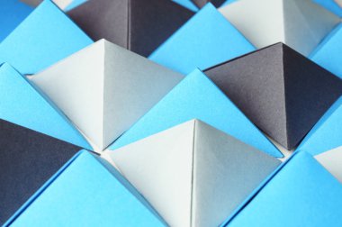 Mavi ve gri origami tetrahedrons ile yaratıcı arka plan
