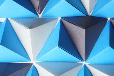 Origami tetrahedrons mavi ve gri renklerde.