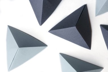 Origami 3 Boyut şekiller tek renkli renklerde.