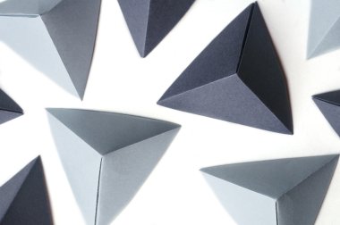 Origami tetrahedrons tek renkli renklerde.