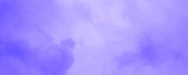 Mavi suluboya beyaz, soyut grunge veya duman arka plan tasarımı üzerine boya dokusu sıçratır