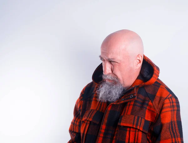 Tıraşlı Kırmızı Ceketli Gri Sakallı Suratsız Orta Yaşlı Bir Adam — Stok fotoğraf