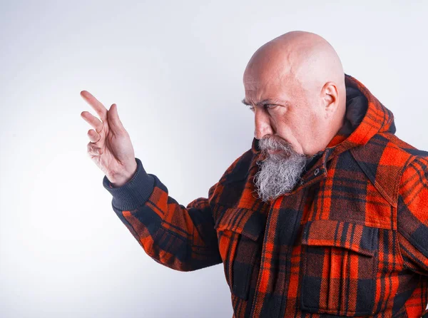 頭を剃った赤い布のジャケットの中に灰色の髭を生やした中年の男性 — ストック写真