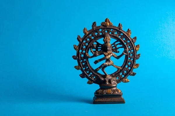 파란색 배경에는 시바나 타라자 Shiva Nataraja 춤추고 조각상 — 스톡 사진