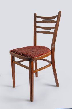 Beyaz arkaplanda eski sandalye