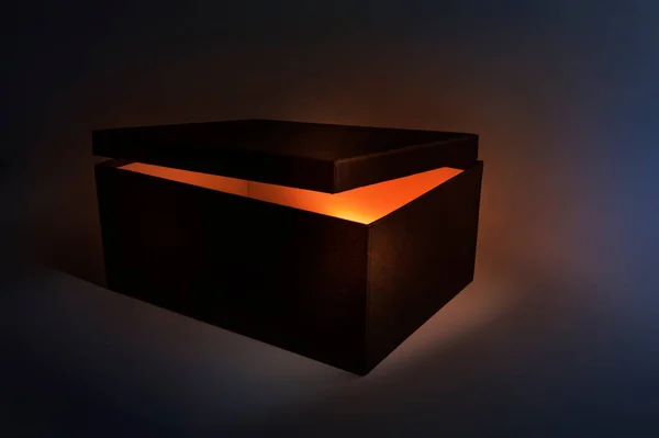 Caja Negra Con Luz Dorada —  Fotos de Stock