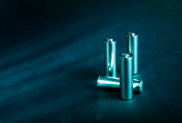 Metallic Kleine Glanzende Cilinders Batterijen Een Donkere Achtergrond — Stockfoto