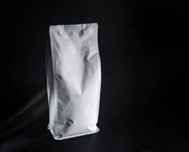 Siyah arkaplanda beyaz kağıt çanta