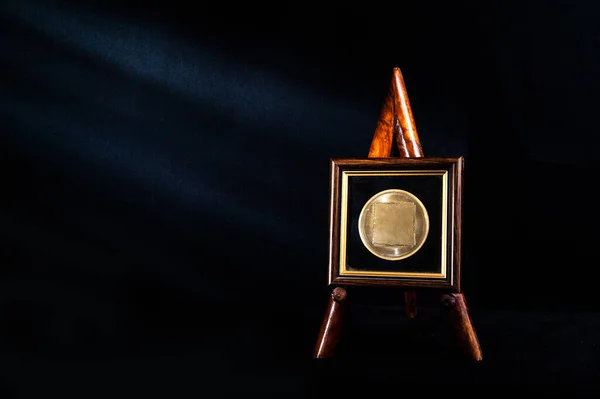 Пустой Шаблон Медали Золотой Памятный Знак Темном Дереве Стоять Черном — стоковое фото