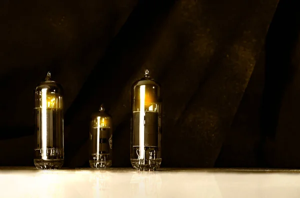 Trzy Różne Szklane Próżniowe Lampy Radiowe — Zdjęcie stockowe