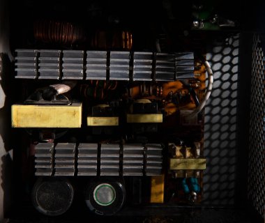 Bir retrobilgisayarın detayları, onun başlangıcındaki mekanizmalar.