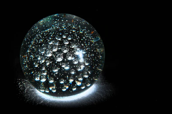 Karanlık arka planda parlayan sihirli top.