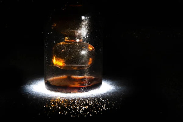 Бутылка Алхимии Темном Фоне — стоковое фото