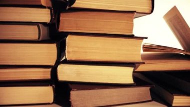 Rastgele istiflenmiş kitap yığınları