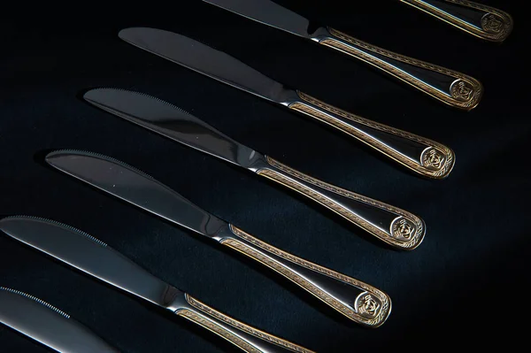 Столові Прибори Ножі Чорного Металу Бронзовими Вставками Темному Тлі — стокове фото