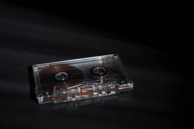 Eskimiş kaset kasetleri koyu arkaplanda