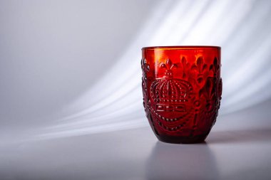 Bir kap, geniş bir kırmızı cam hacim deseni ile dış çevre boyunca, ortada bir desen var - bir süs, üst ve taban geometrik