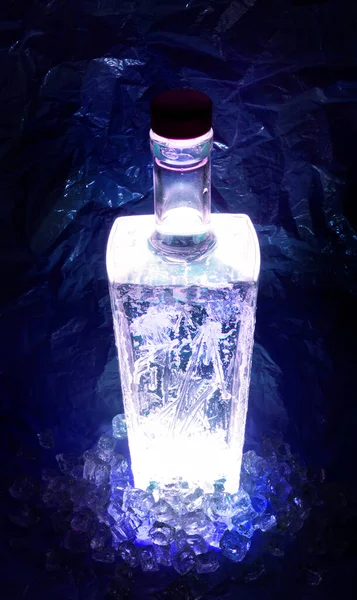 Ψηλό Ορθογώνιο Μπουκάλι Στρογγυλεμένες Γωνίες Σχέδια Πάγου Στους Τοίχους Μπλε — Φωτογραφία Αρχείου