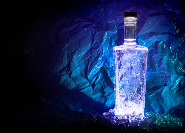 Ψηλό Ορθογώνιο Μπουκάλι Στρογγυλεμένες Γωνίες Σχέδια Πάγου Στους Τοίχους Μπλε — Φωτογραφία Αρχείου
