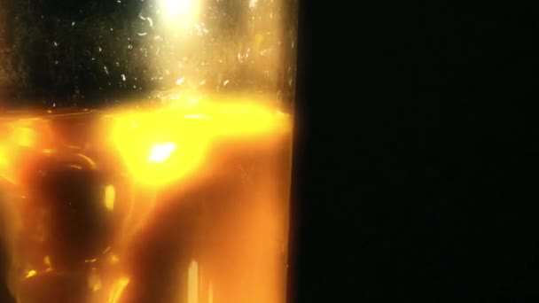 Ein Glas Aus Dünnem Transparentem Glas Mit Einer Gelben Flüssigkeit — Stockvideo