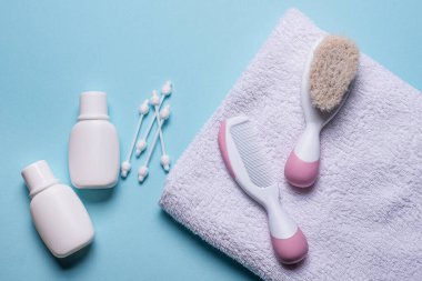 Bebek hijyeni için aksesuarlı mavi arka plan, üst manzara. Bebeğin kişisel hijyeni için banyo aksesuarları. Yeni doğan bebek için hijyen malzemeleri..