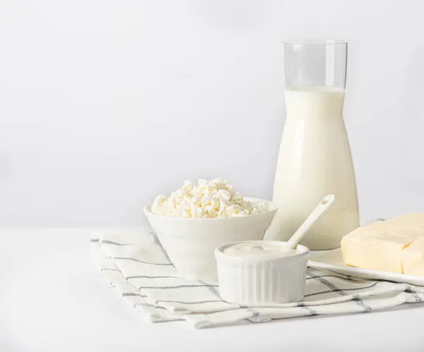 Süt Süzme Peynir Ekşi Krema Hafif Bir Arka Plan Süt — Stok fotoğraf